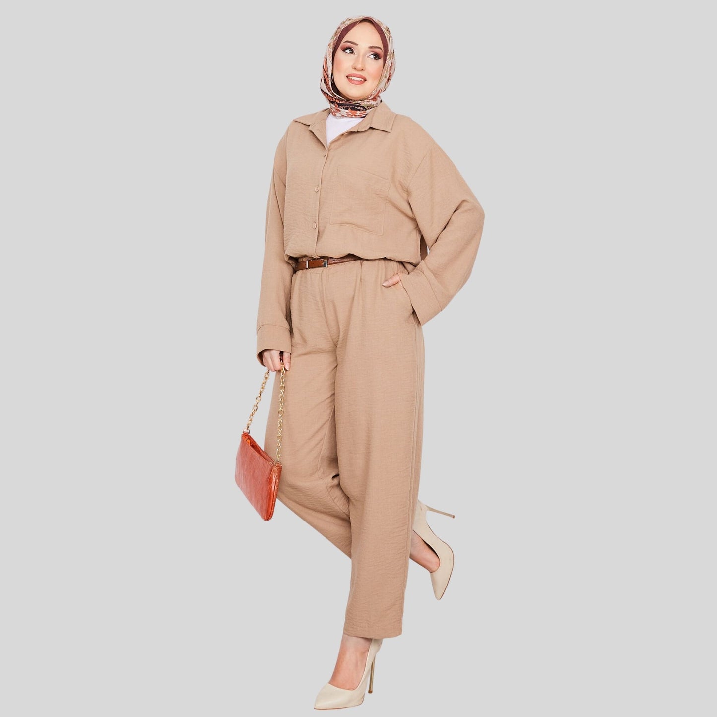 Vooraanzicht van camel linnen co-ord set met riem gestyled – Rituwell