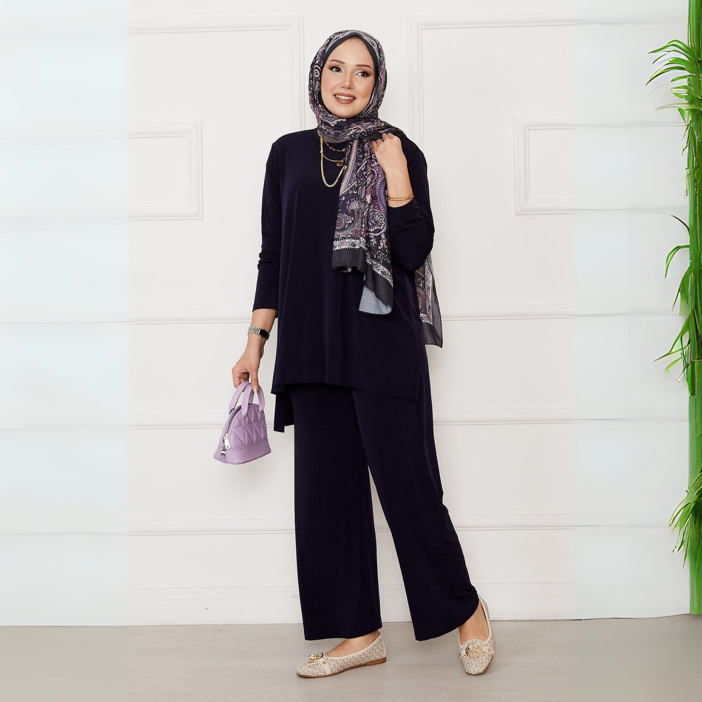 Lifestyle foto donkerblauw sandy co-ord set dames met accessoires – Rituwell