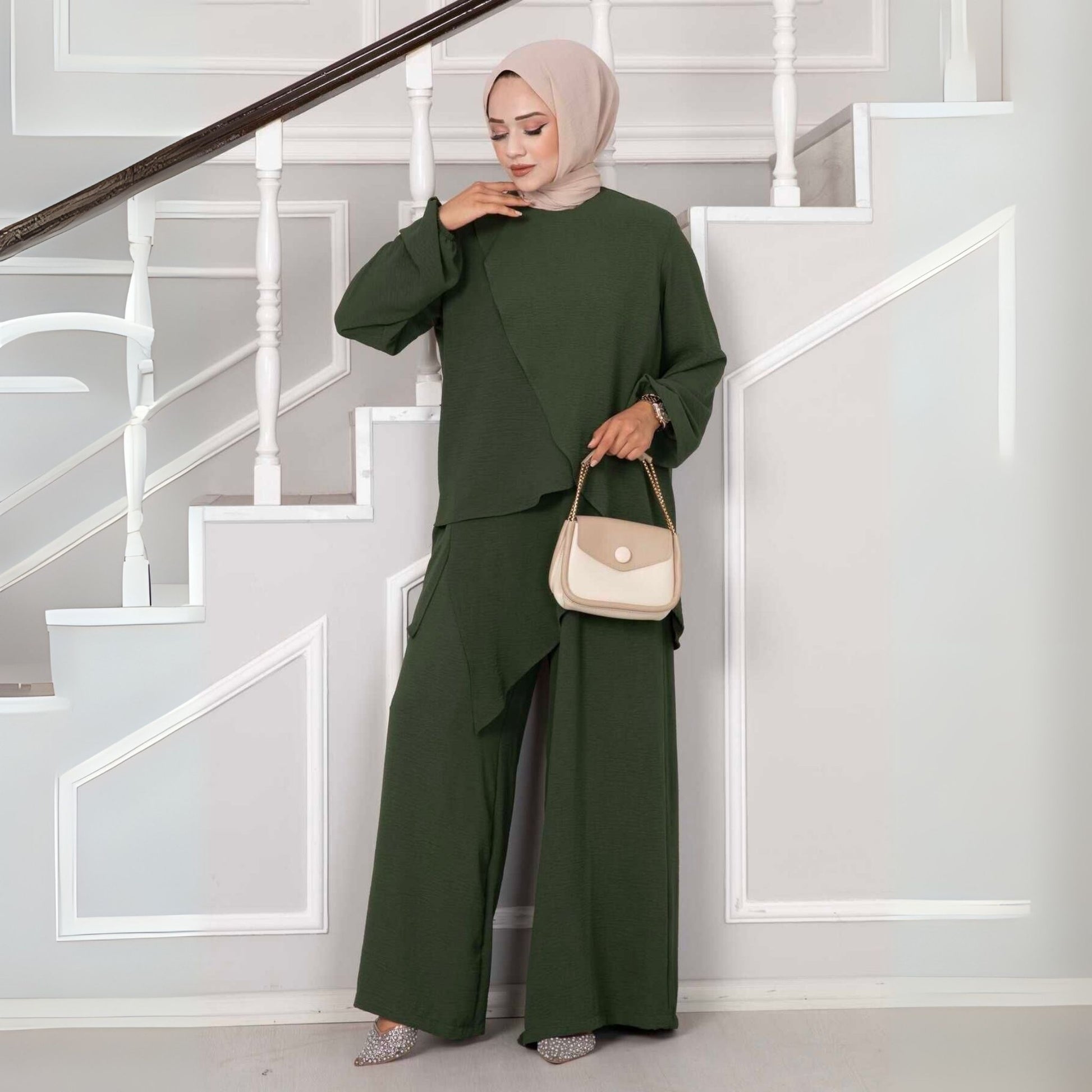 Groene co-ord set – zijaanzicht, tuniek met split detail en wijde broek