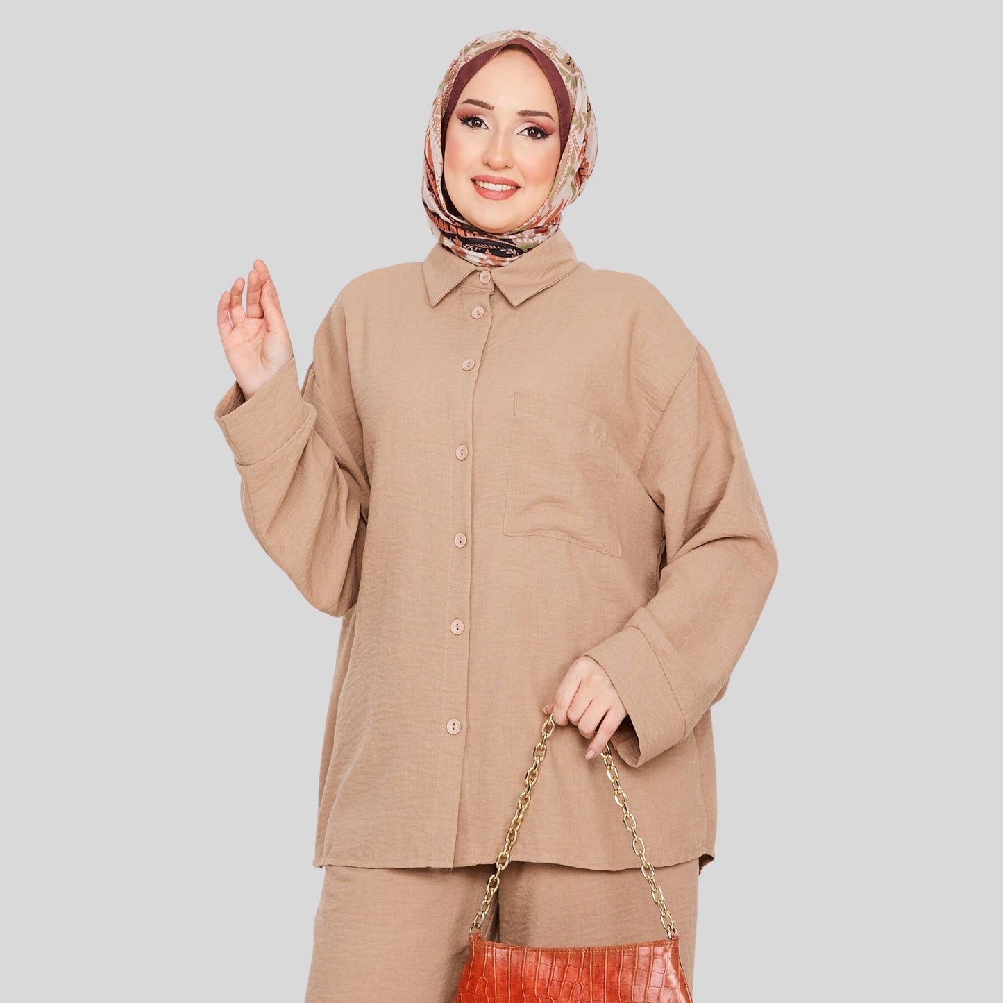 Close-up detail van camel linnen tuniek met borstzak en stof – Rituwell