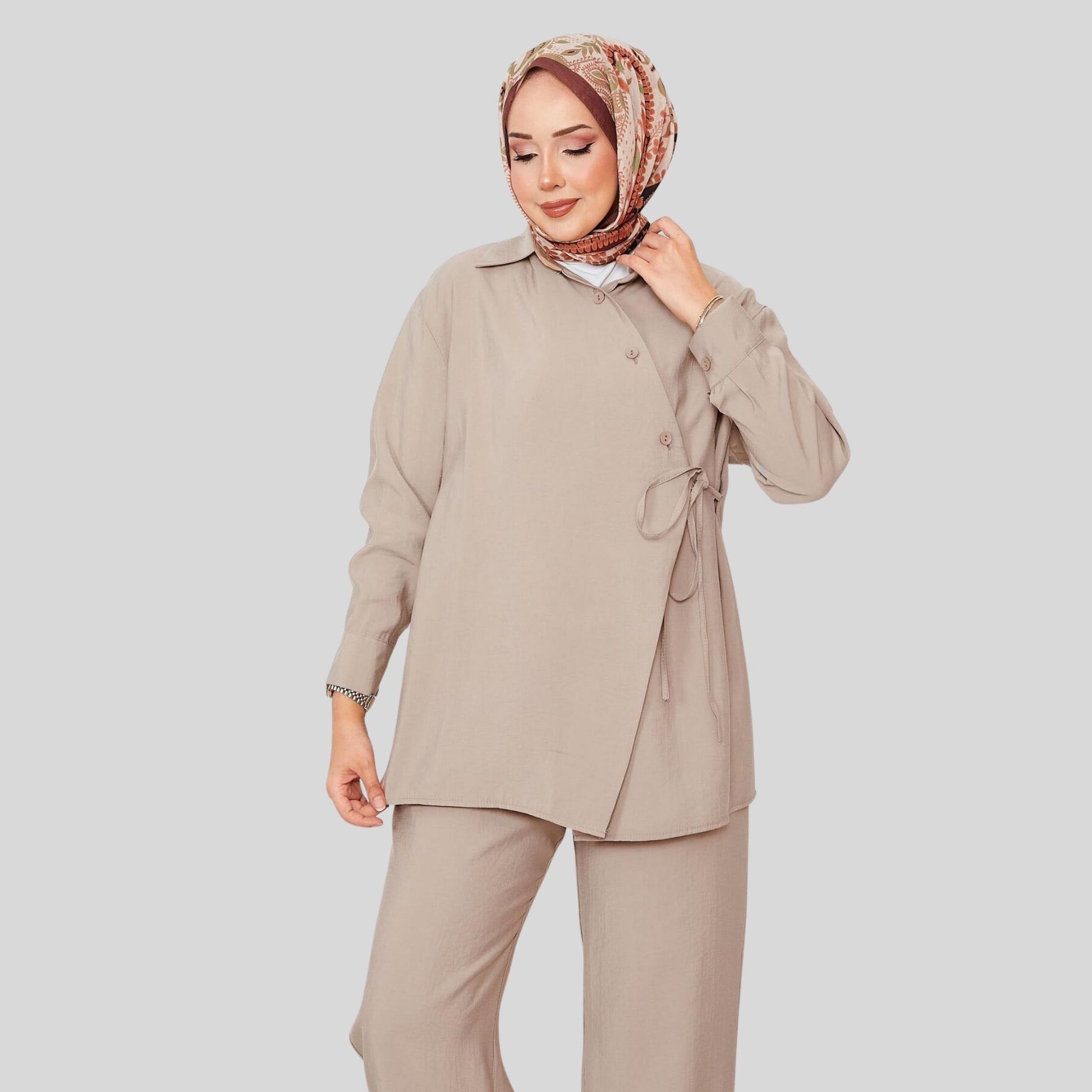 Close-up beige co-ord set – tuniek strikband detail – Rituwell