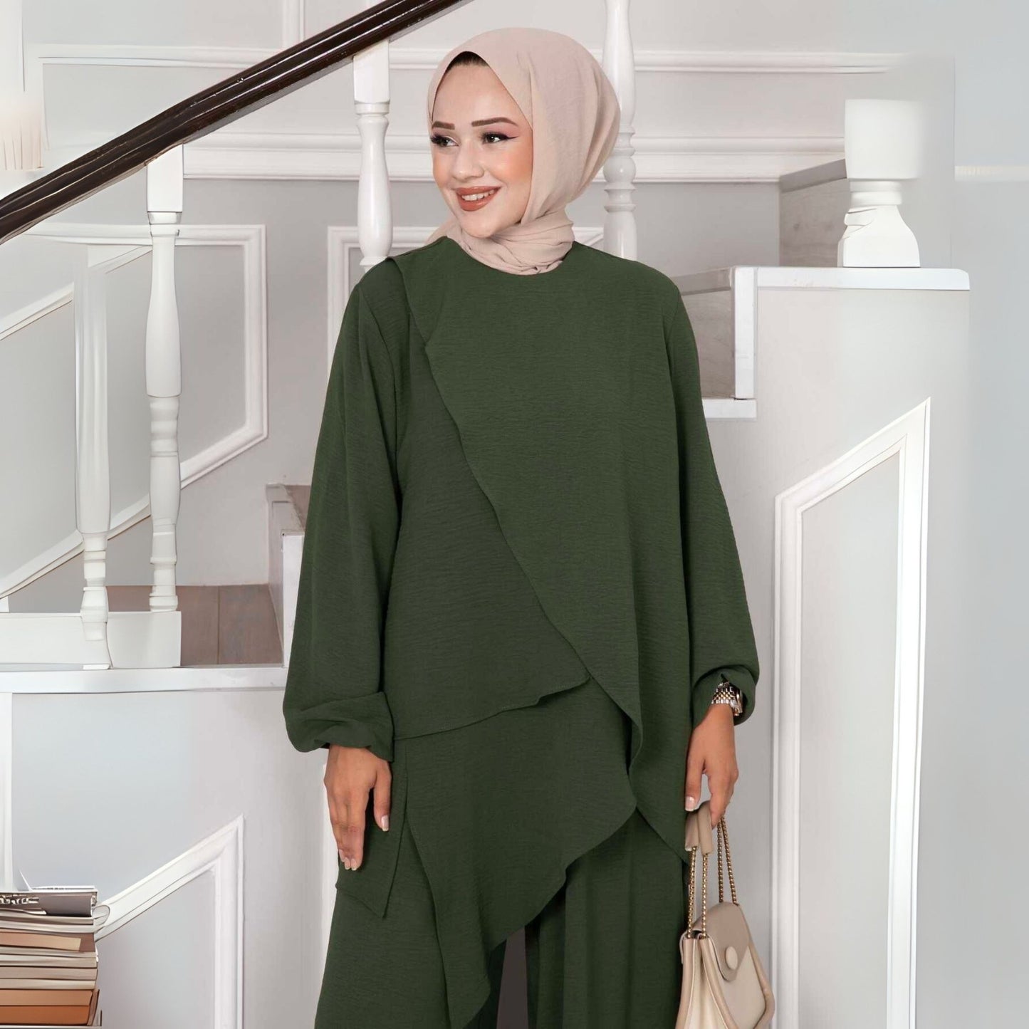 Close-up met hoofddoek – groene tweedelige modest outfit (combinatievoorbeeld)