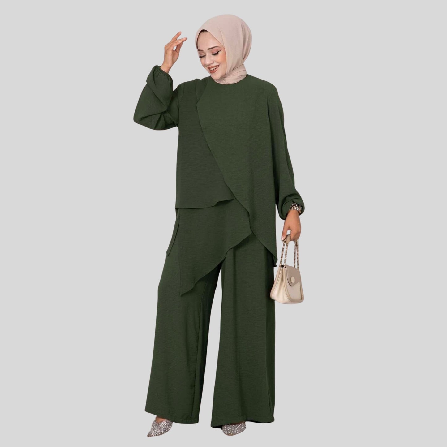 Groene co-ord set dames – vooraanzicht, asymmetrische tuniek & wijde broek