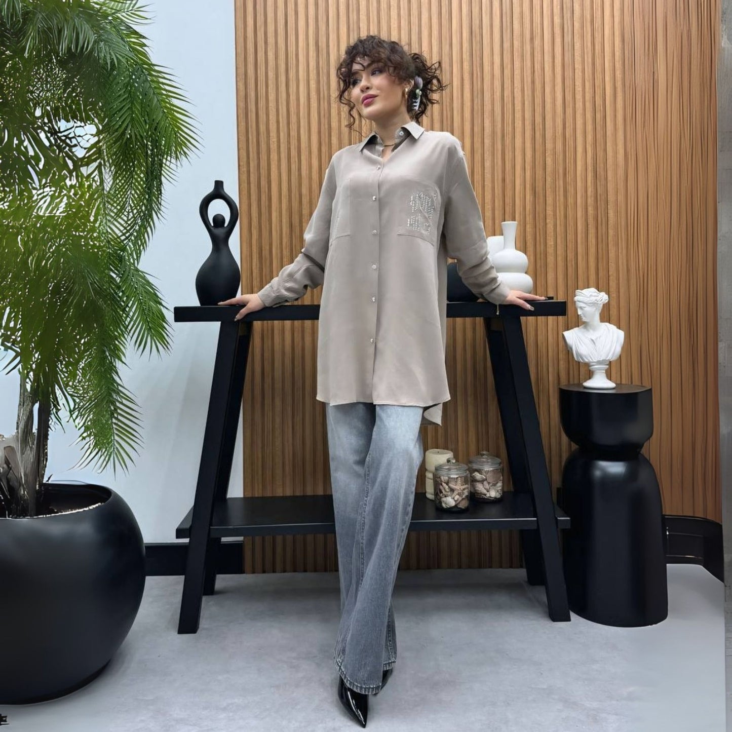 Studio-opname Lyocell tuniek dames beige kleur met steen details – Rituwell