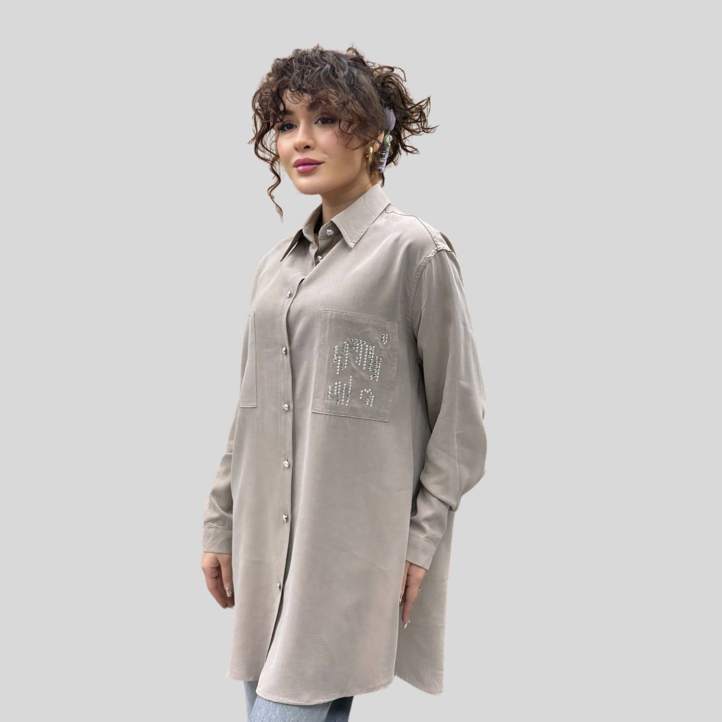 Vooraanzicht Lyocell tuniek dames beige kleur met steen details en lange mouwen – Rituwell