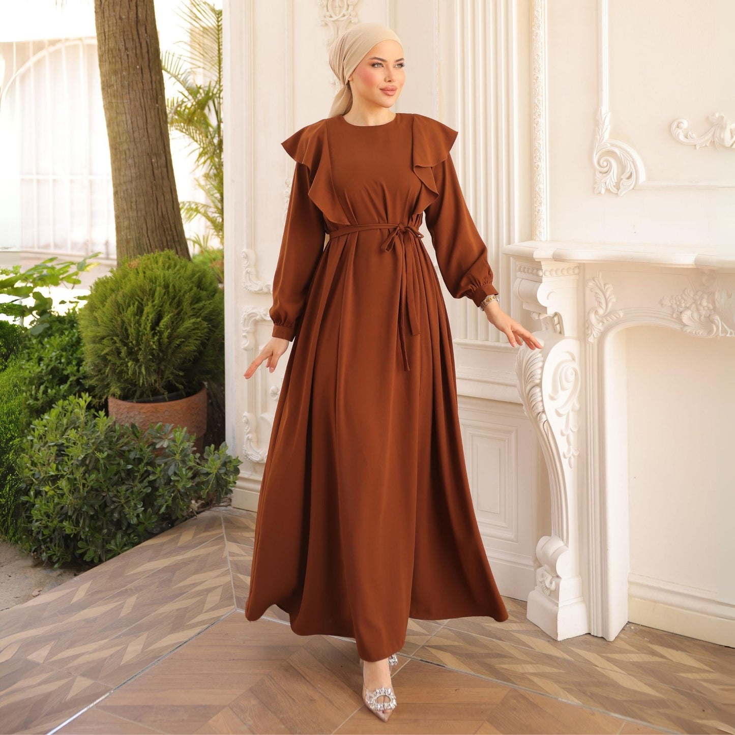 Modest fashion bruine lange jurk dames – volledig beeld